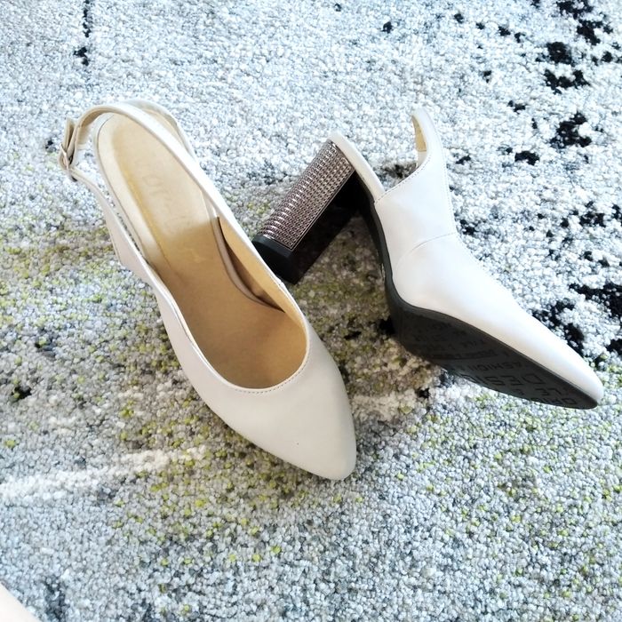 Buty na obcasie r. 38