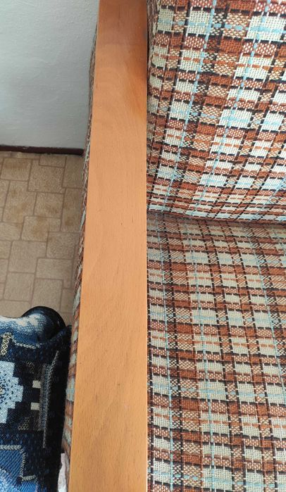 Продам два кресла мягкие на колесиках.