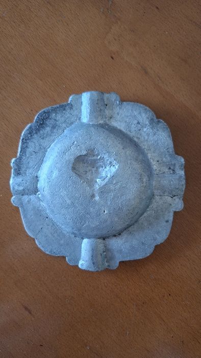 Cinzeiro Antigo em Metal Trabalhado – Símbolo da Farmácia / Taça de Higia