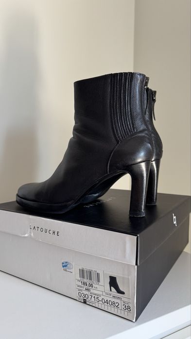 Botins em pele , otimos!!