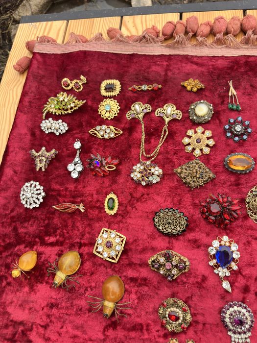 Броши , бусы , бижутерия разная ,