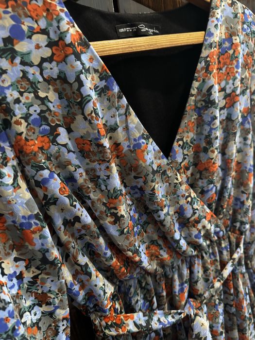 Жіночна сукня з квітковим принтом та акцентом на талії