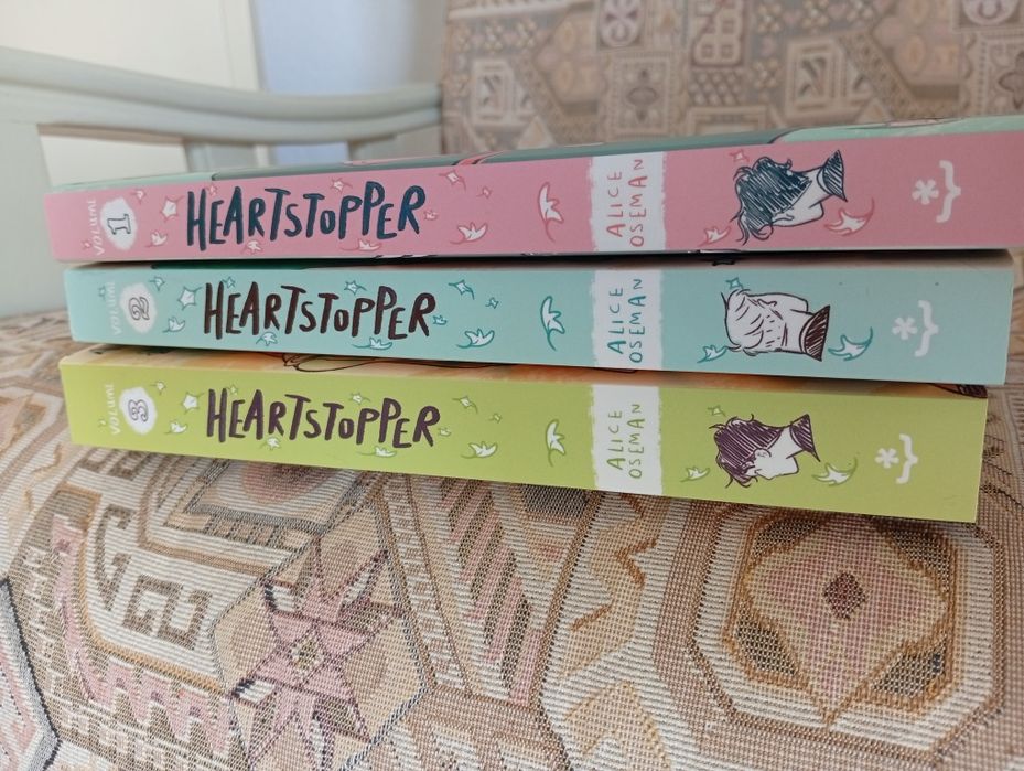 Vendo os 3 primeiros volumes da coleção "Heartstopper", de Alice Oseman