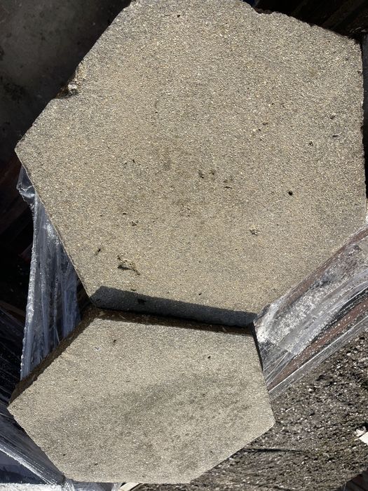 Mosaicos hexagonais em cimento usados