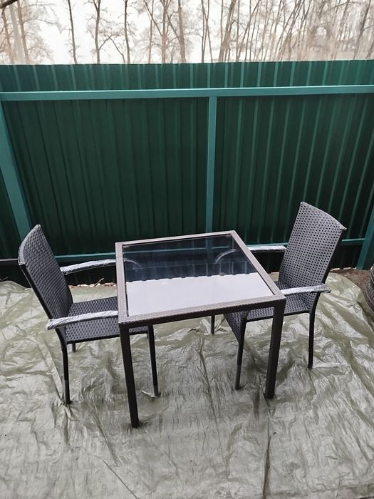 Садовий комплект з штучного ротангу. Стіл  і стільці. Меблі.