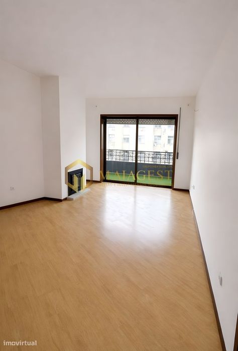 T2 no 5.º Andar com Garagem e Excelente Luminosidade em Valongo