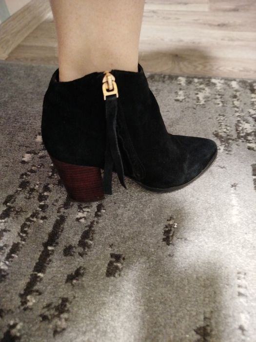 Продам замшеві натуральні ботильони ботинки