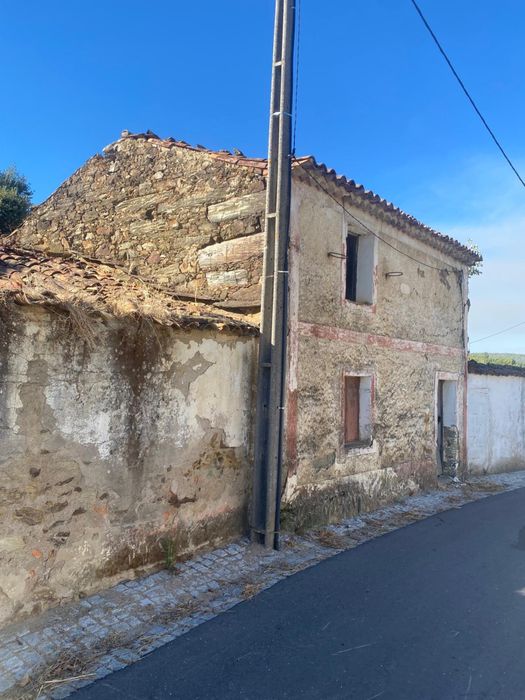 Casa em ruina com 2 pisos