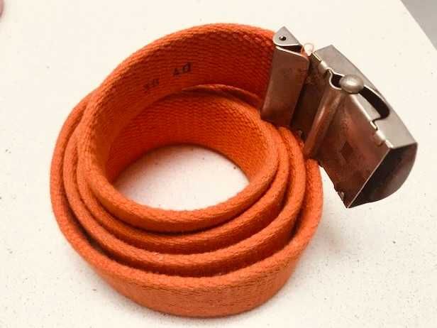 Com uma fivela de chapa com gravação Chenco