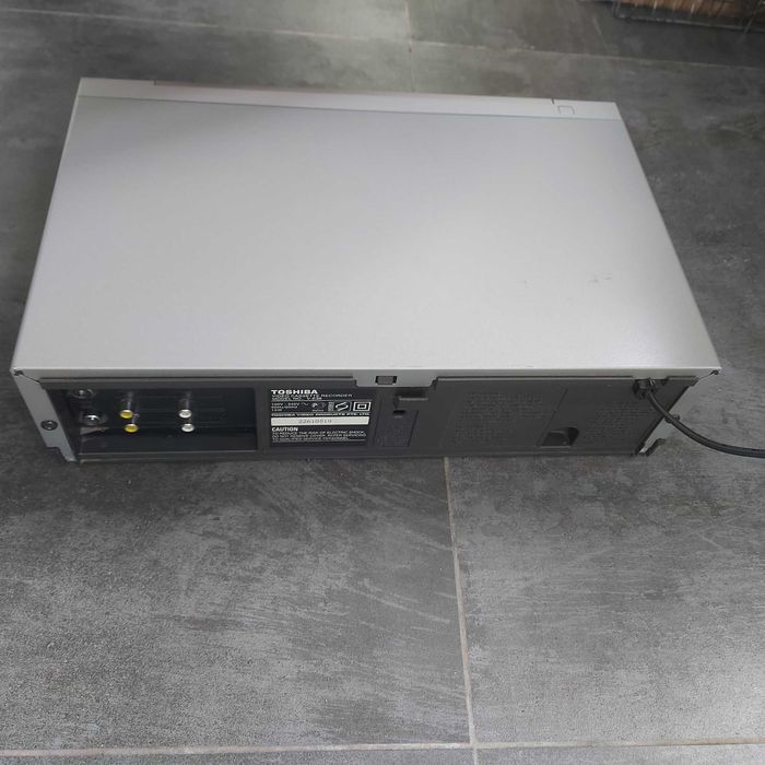 Відеомагнітофон Toshiba V-E38 (VHS, робочий)