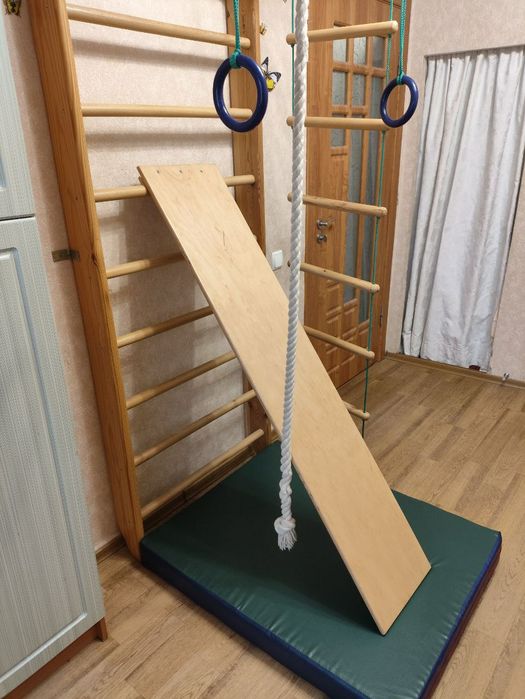 Дитячий спортивний куточок  з матом .