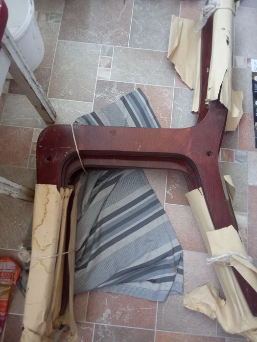 Новый стул,без сидушки.