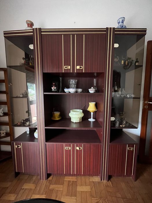 Móvel vintage de madeira e vidro