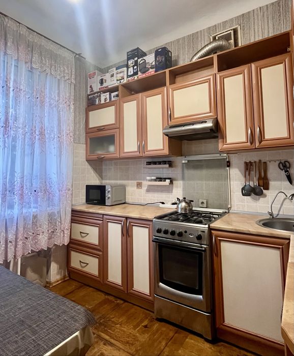 3к з роздільними кімнатами . Площа Маяковського .