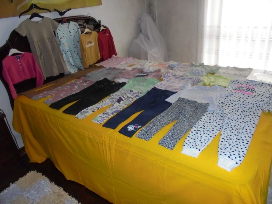 lote de roupa de menina o livro Animais da Quinta