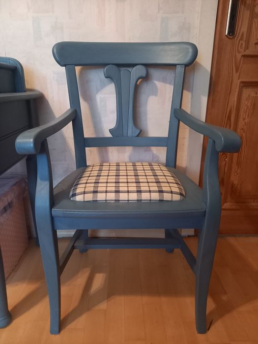 Meble do pokoju z drewna.