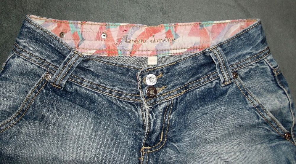 jeansowe krótkie spodenki