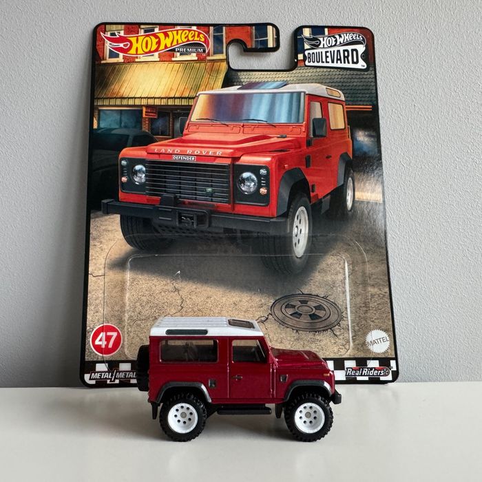 Hot Wheels Premium 1:64 LAND ROVER DEFENDER 90 - Boulevard - LUZ
