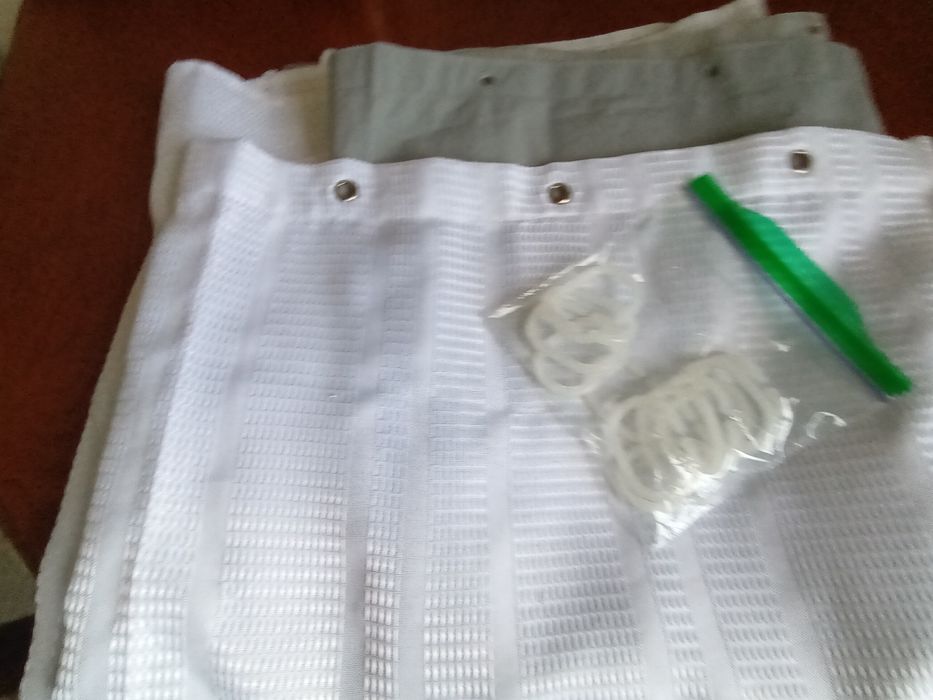 Duas cortinas de banheira