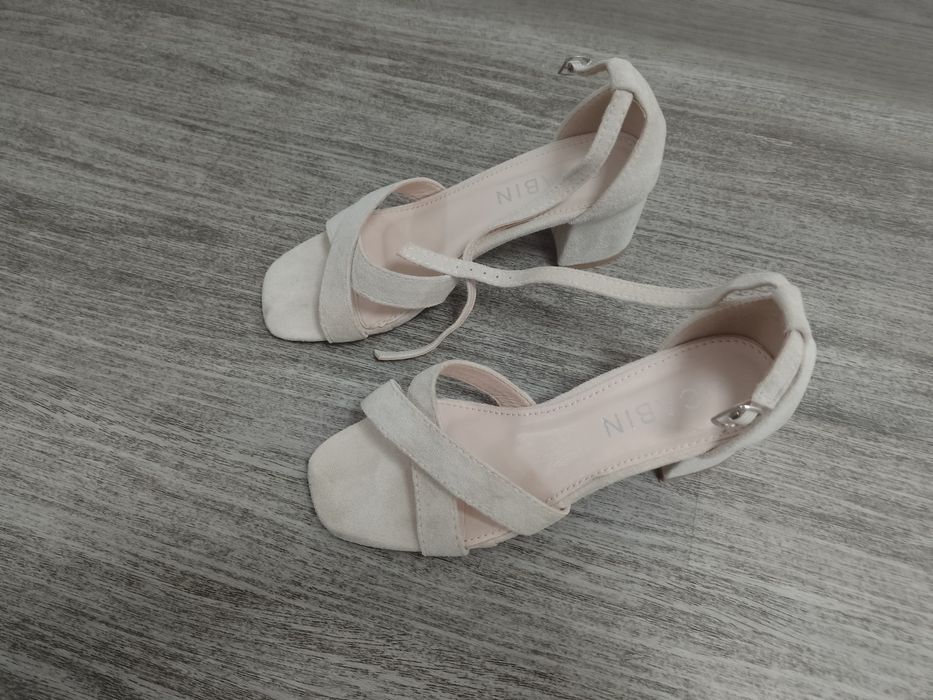 Sprzedam damskie buty rozmiar 36.