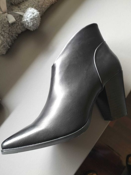 Bota de senhora cano baixo ou botins.