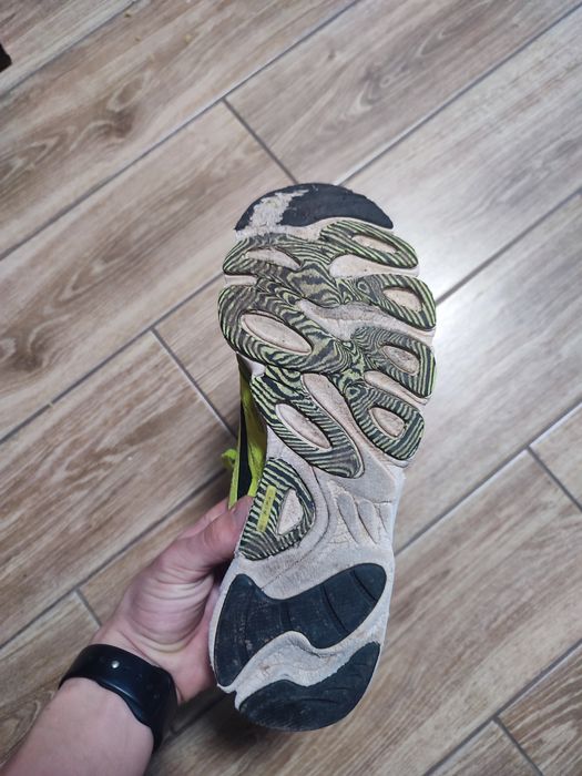 Бігові кросівки Brooks T7