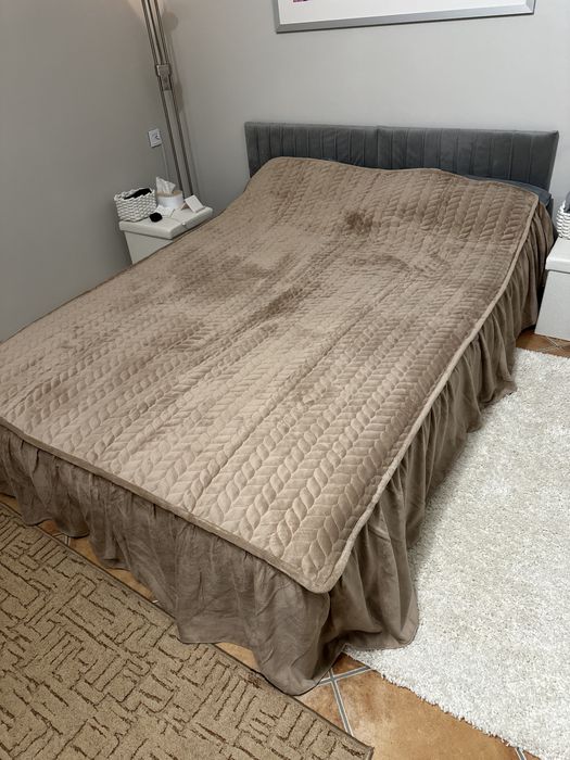 Pokrycie na łóżko z falbaną (ocieplane, miękkie, przypomina aksamit)