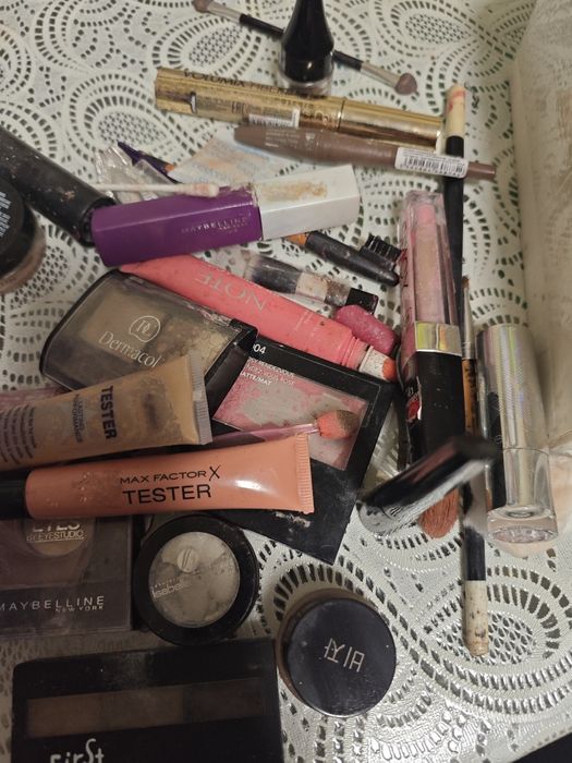 Подарую косметику різну тестера
