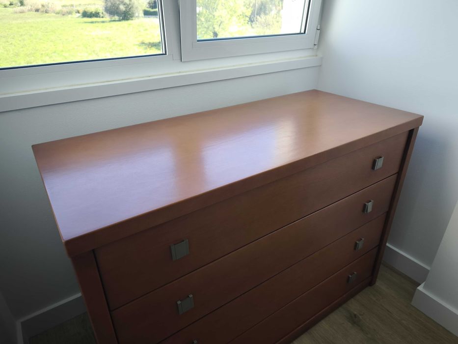 Mobilia de quarto - cama, 2 mesas de cabeceira, cómoda e espelho