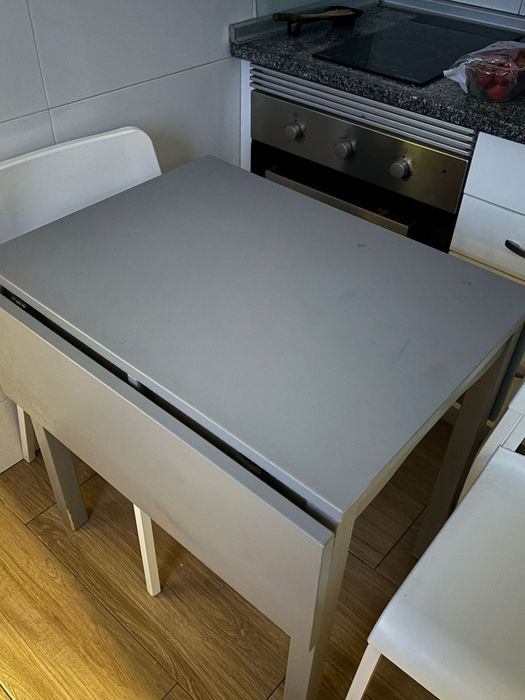 Mesa de extensível cinzenta  e 2 cadeiras brancas - Negociável