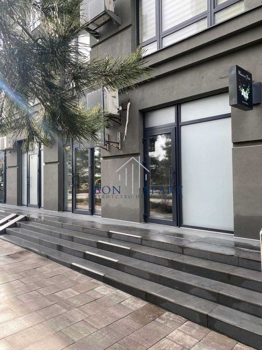 Продаж фасадного приміщення з сучасним ремонтом в ЖК "Метрополія", Кам'янська 128, метро Вирлиця