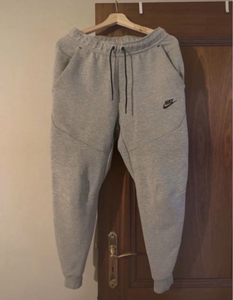 Calcas nike store cinzentas
