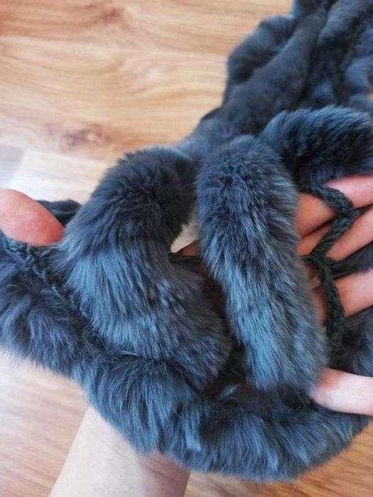 Теплий жіночий шарф з кролика