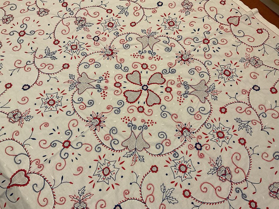 Linda toalha de mesa antiga em linho com bordados de Viana 220 x 154 cm aprox.