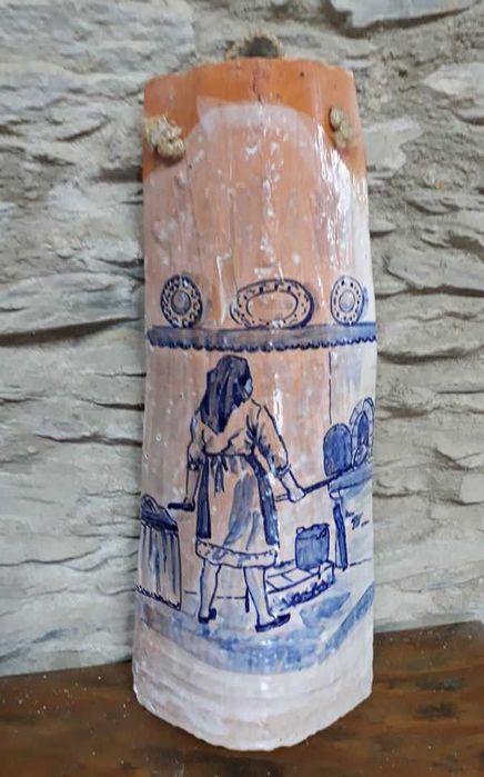 Telhas antigas pintas e vidradas ao forno.