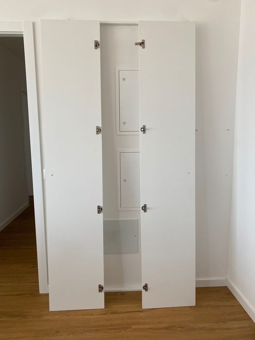 Duas portas novas brancas