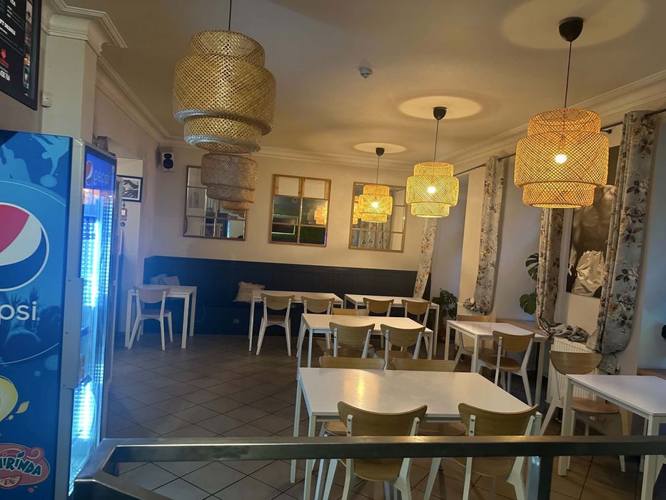 * “Komplet stolików i krzeseł do restauracji/kawiarni” * “Stan dobry” * “Szybka sprzedaż”