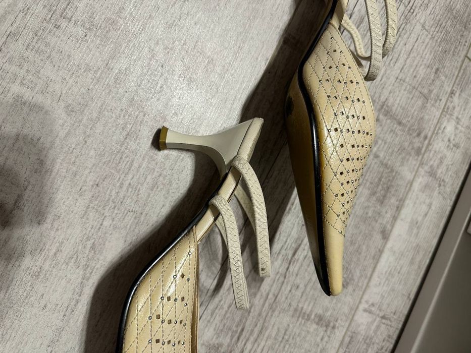 Слингбэки бежевые нарядные