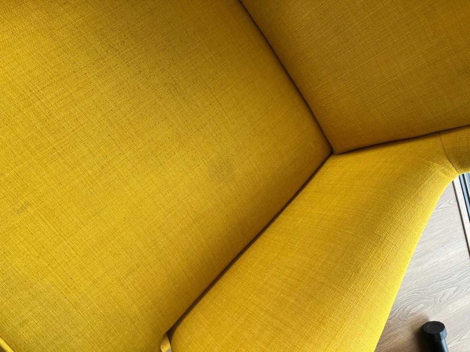 Poltrona amarela IKEA - STRANDMON