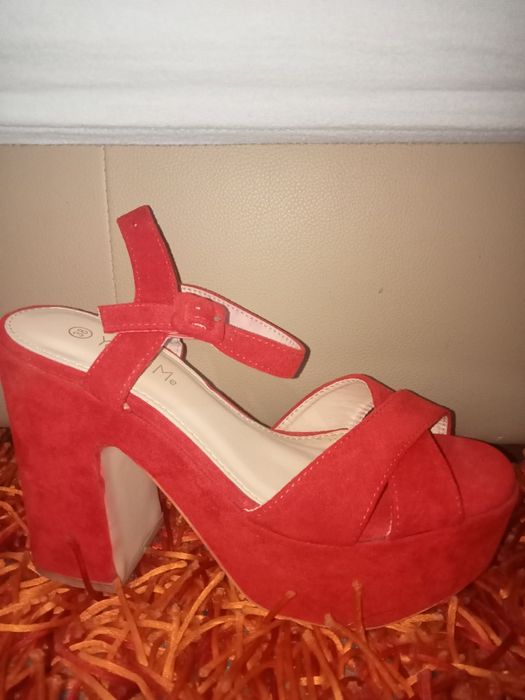 Sapatos vermelhos em bom estado.