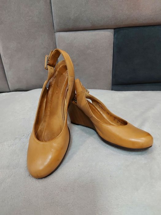 Beżowe skórzane pantofle firmy RYŁKO roz. 38 na koturnie wygodne
