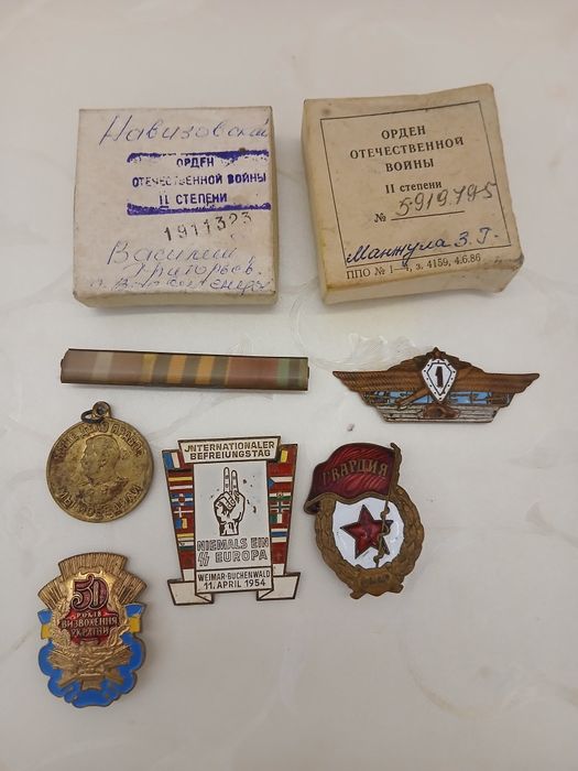 Старые тяжёлые значки.