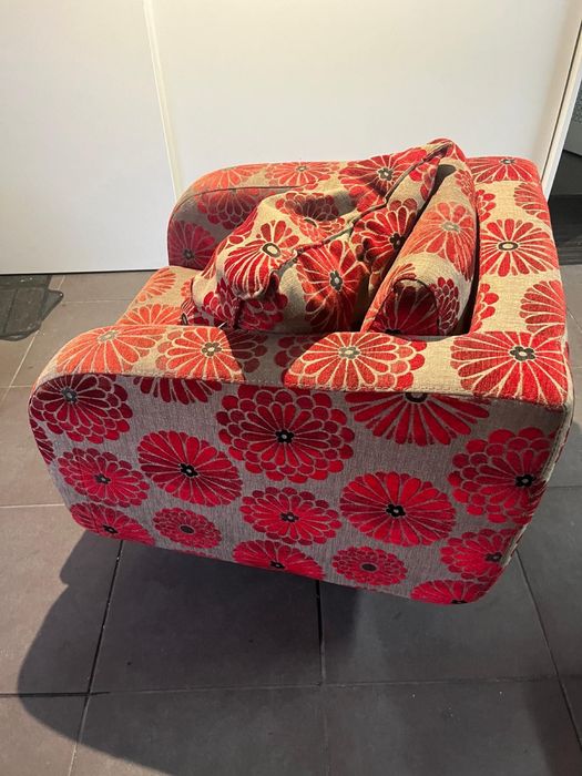 Poltrona giratoria com tecido floral