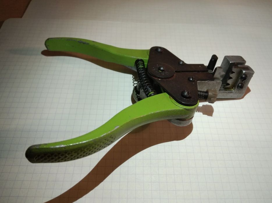 Przyrząd do zdejmowania izolacji z przewodów elektrycznych