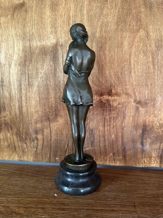 Дівчинка, що плаче … Бронза . D.H.Chiparus Скульптура відомого майстра