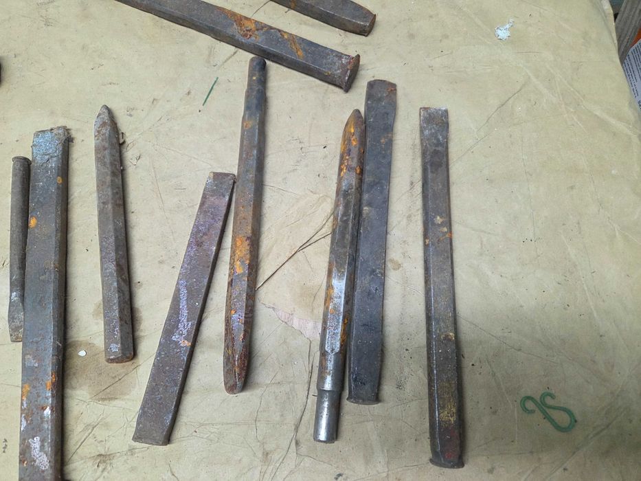Zestaw stare przecinki, wybijaki, młotek starocie