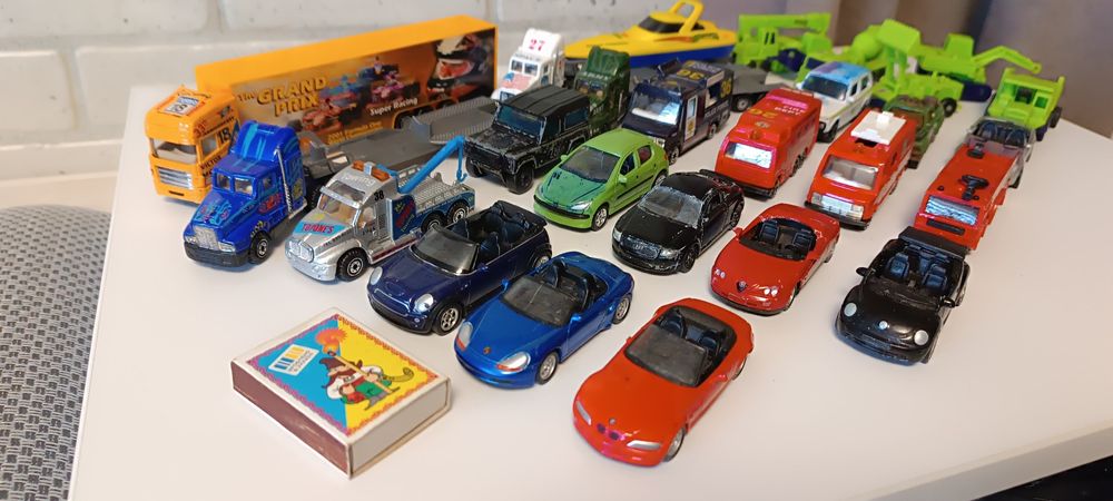 Модельки машинок маленькие.