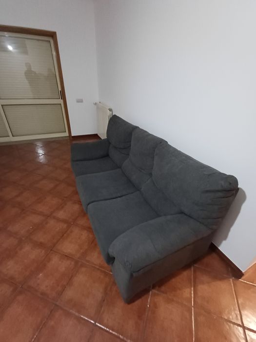 Sofá de 3 lugares em tecido e com pouco uso