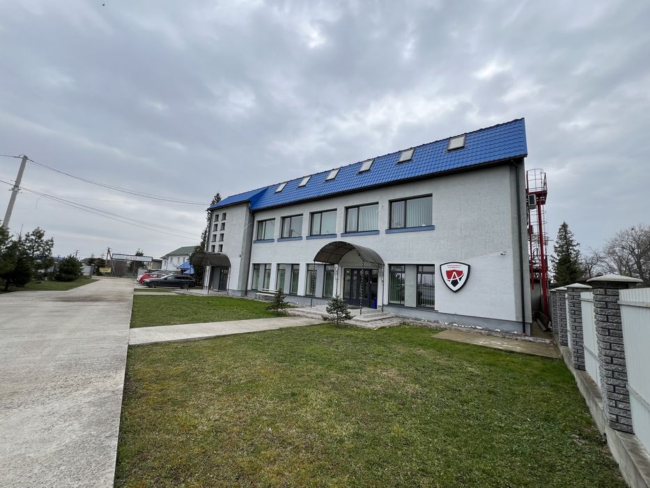 Продаж! Діючий офісний будинок 863м2 з ремонтом + земля 11.6 сот
