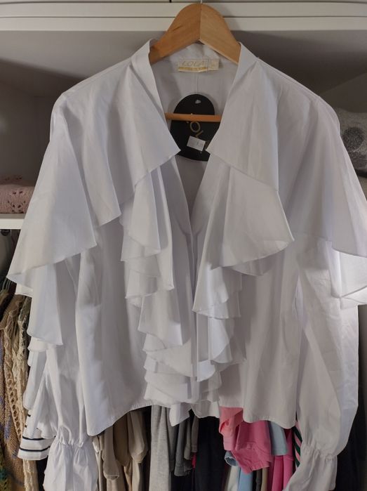 Biała koszula z dużym żabotem